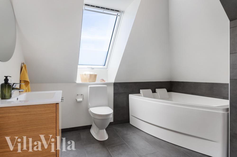 Eines der Badezimmer im Luxusferienhaus Nr. 981