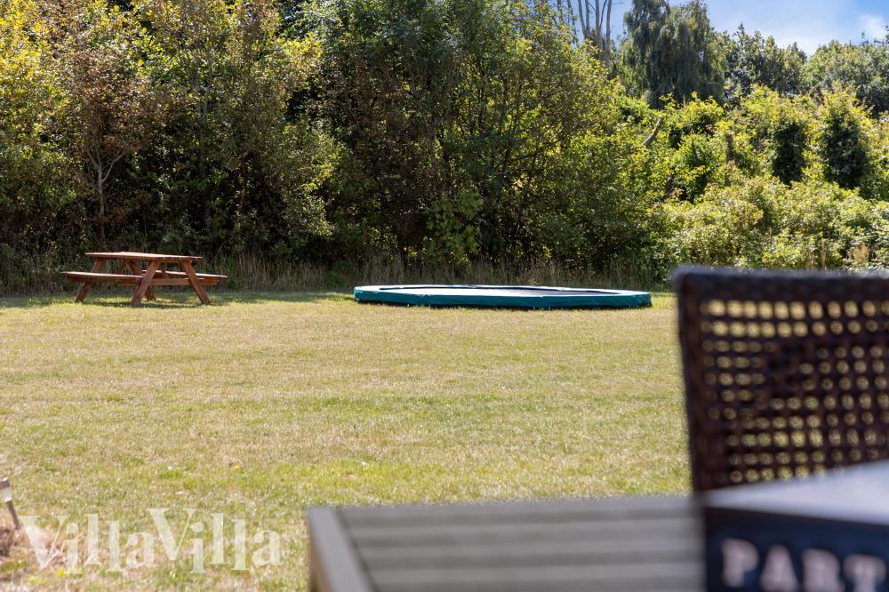 Zu dem attraktiven Ferienhaus Nr. 981 in Limfjord gehört auch ein tolles Angebot im Außenbereich, z. B. Spieleturm und Schaukeln