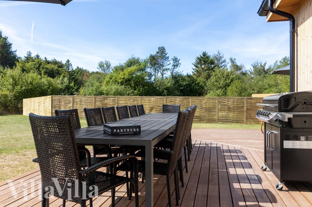 Genießen Sie einen Grillabend auf der Terrasse des Luxusferienhauses Nr. 981 in Limfjord