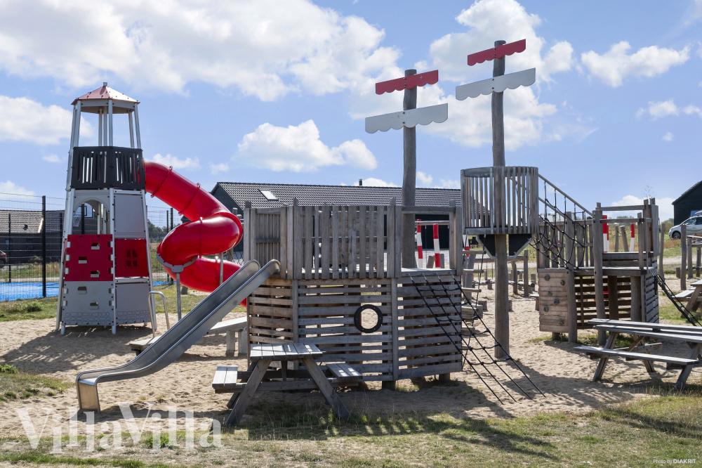 Zu dem attraktiven Ferienhaus Nr. 921 in Fünen und seine Inseln gehört auch ein tolles Angebot im Außenbereich, z. B. Spieleturm und Schaukeln