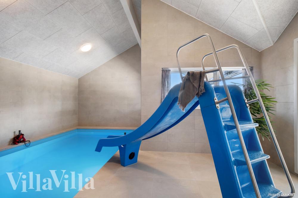 Das Ferienhaus 921 hat einen schicken Poolbereich mit Wasserrutsche, einem geräumigen, eingelassenen Whirlpool und einer Sauna.