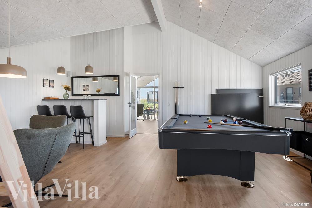Das Luxusferienhaus 921 für 18 Personen hat einen großen Aktivitätsraum mit u. a. Billard und Darts
