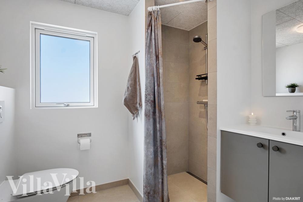 Eines der Badezimmer im Luxusferienhaus Nr. 921