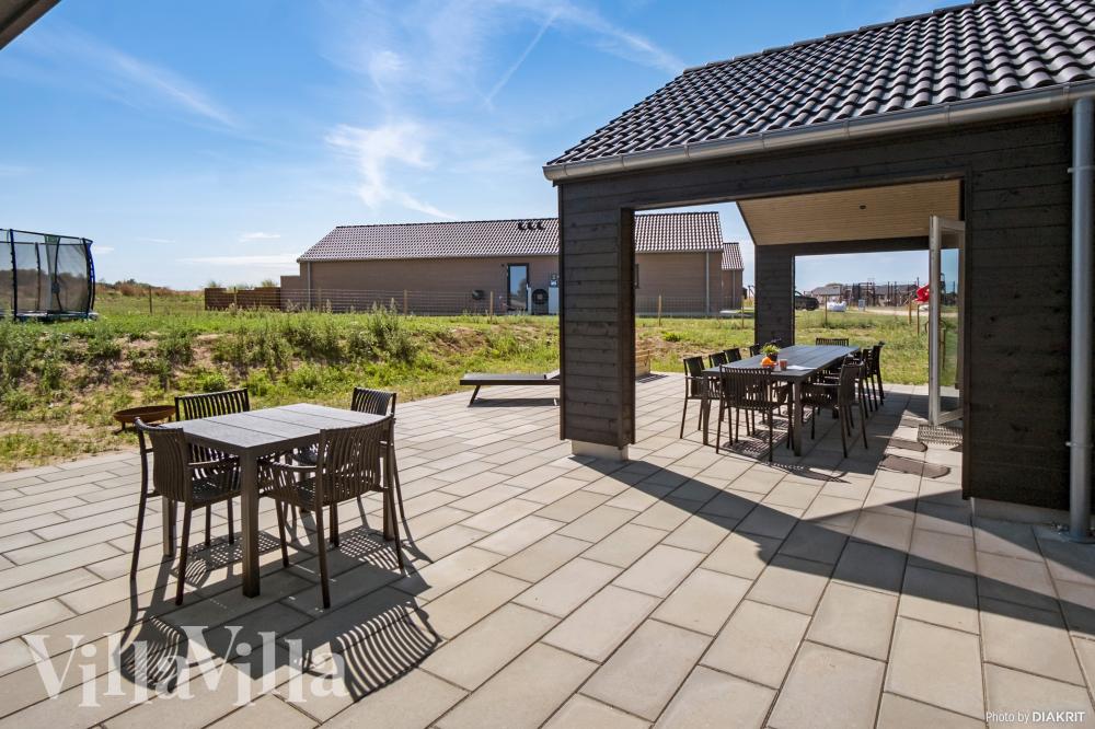 Auf der Terrasse des Ferienhauses Nr. 921 ist Platz für 18 Personen.