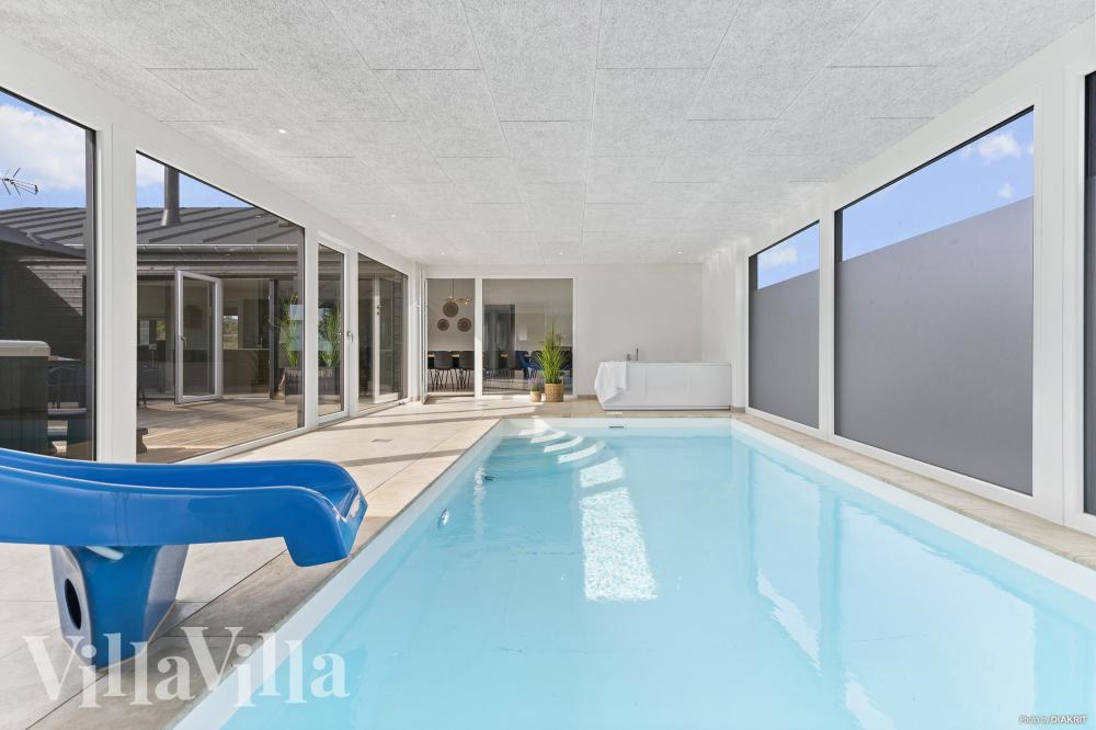 Das Ferienhaus 967 hat einen schicken Poolbereich mit Wasserrutsche, einem geräumigen, eingelassenen Whirlpool und einer Sauna.