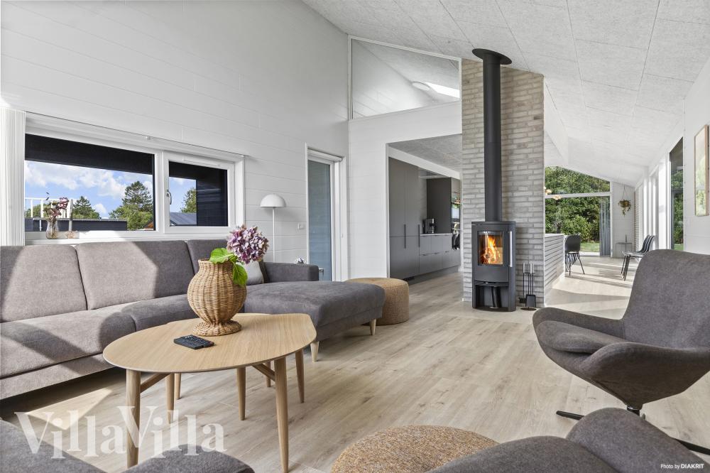 Die Couch im Luxusferienhaus Nr. 967 in Ostjütland lädt zu Gesellschaftsspielen oder zu Kinoabenden ein.