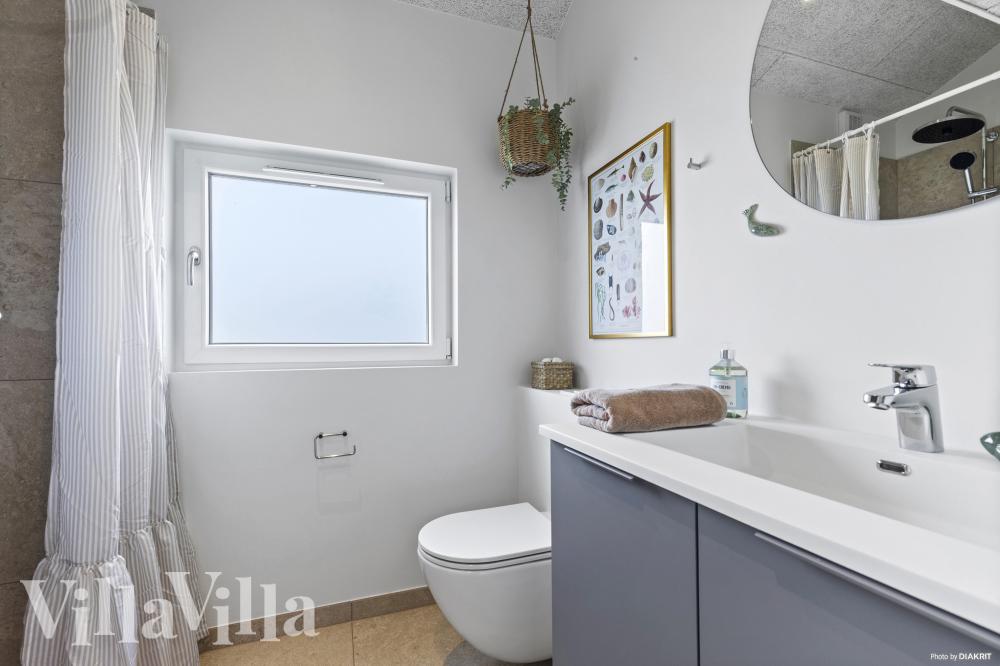 Eines der Badezimmer im Luxusferienhaus Nr. 967