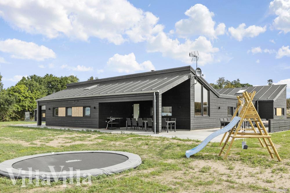 Zu dem attraktiven Ferienhaus Nr. 967 in Ostjütland gehört auch ein tolles Angebot im Außenbereich, z. B. Spieleturm und Schaukeln