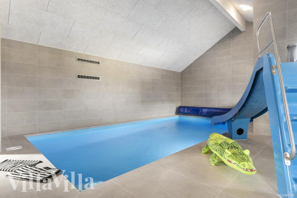 Das Ferienhaus 1001 hat einen schicken Poolbereich mit Wasserrutsche, einem geräumigen, eingelassenen Whirlpool und einer Sauna.