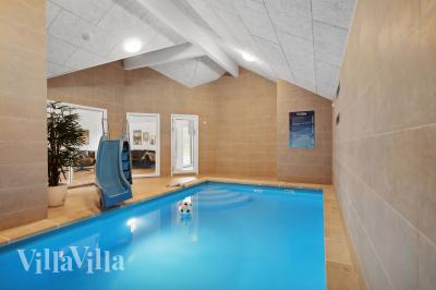 Das Ferienhaus 998 hat einen schicken Poolbereich mit Wasserrutsche, einem geräumigen, eingelassenen Whirlpool und einer Sauna.