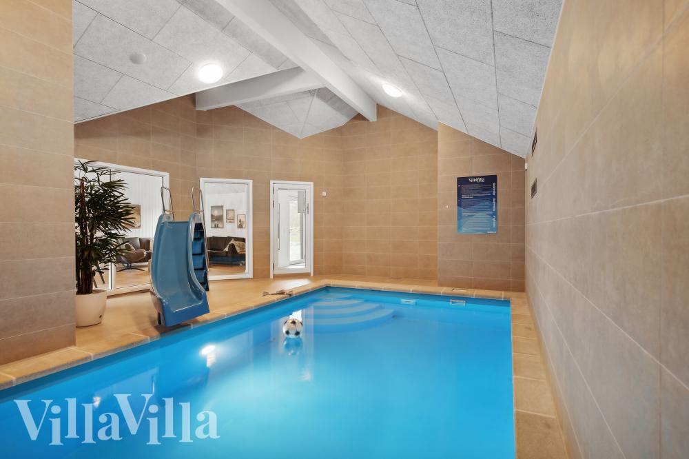 Das Ferienhaus 998 hat einen schicken Poolbereich mit Wasserrutsche, einem geräumigen, eingelassenen Whirlpool und einer Sauna.