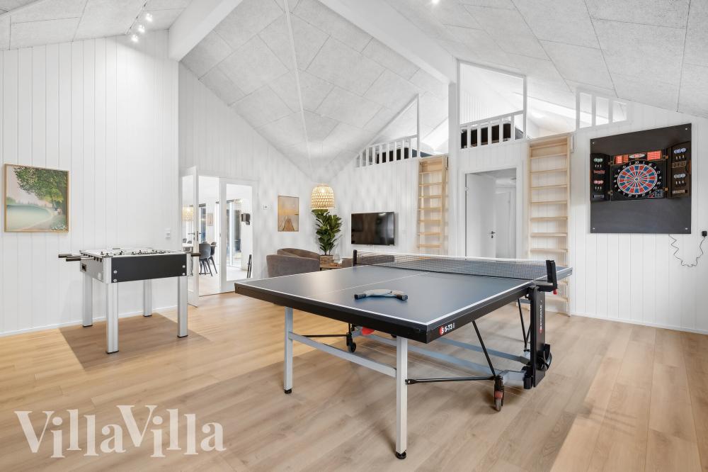 Das Luxusferienhaus 998 für 22 Personen hat einen großen Aktivitätsraum mit u. a. Billard und Darts