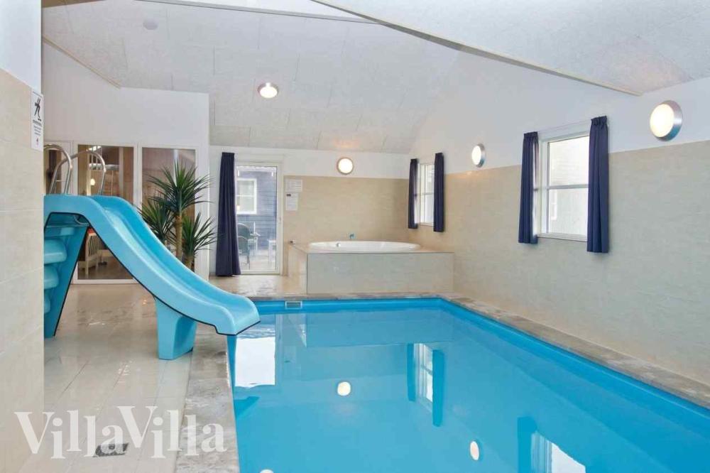 Das Ferienhaus 283 hat einen schicken Poolbereich mit Wasserrutsche, einem geräumigen, eingelassenen Whirlpool und einer Sauna.
