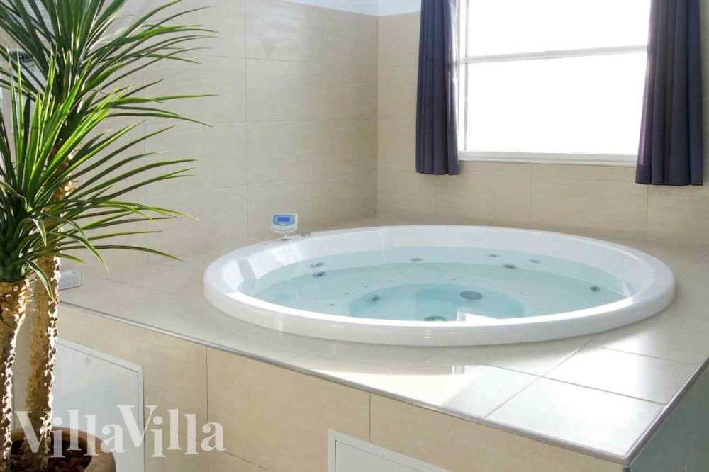 Genießen Sie den warmen Whirlpool im Luxusferienhaus Nr. 283 in Westjütland