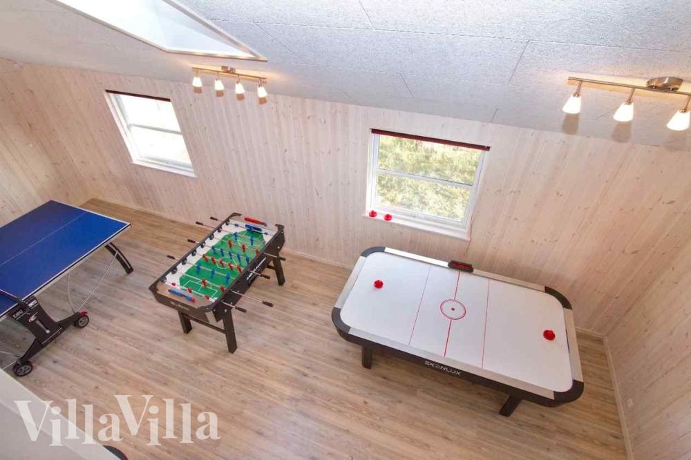 Neben den vielen schönen Stunden, die man im Poolbereich des Hauses verbringen kann, bietet das Luxusferienhaus 283 auch Spielevergnügen bei Billard/Tischtennis und Darts