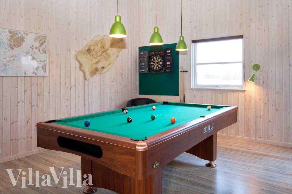 Das Luxusferienhaus 283 für 24 Personen hat einen großen Aktivitätsraum mit u. a. Billard und Darts