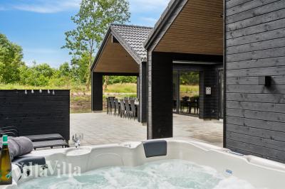 Genießen Sie den warmen Whirlpool im Luxusferienhaus Nr. 999 in Westjütland