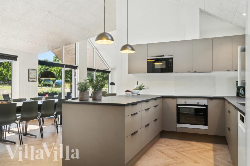 Die Küche in dem Luxusferienhaus Nr. 999 ist so gut ausgestattet, dass man problemlos Mahlzeiten für 14 Personen zubereiten kann.