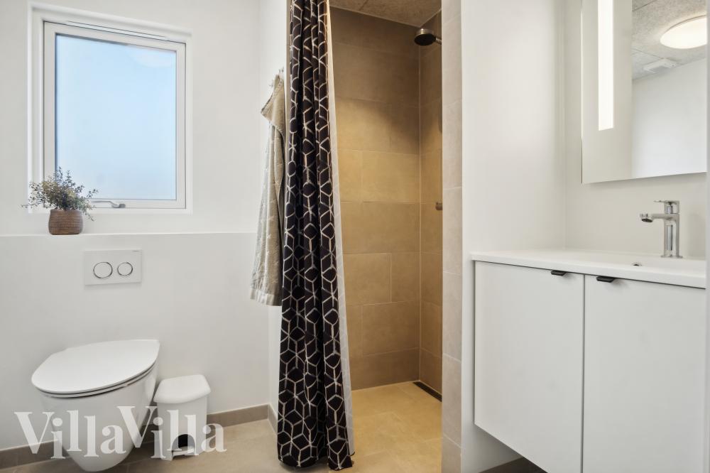 Eines der Badezimmer im Luxusferienhaus Nr. 999