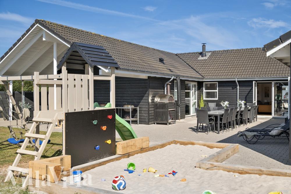 Zu dem attraktiven Ferienhaus Nr. 196 in Nordjütland gehört auch ein tolles Angebot im Außenbereich, z. B. Spieleturm und Schaukeln