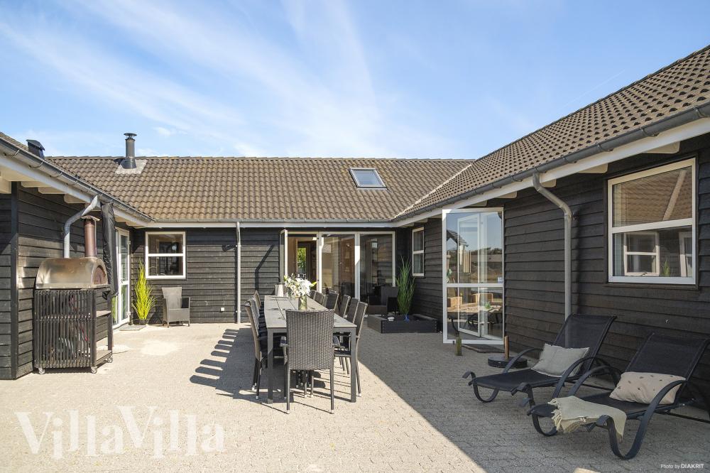 Auf der Terrasse des Ferienhauses Nr. 196 ist Platz für 22 Personen.