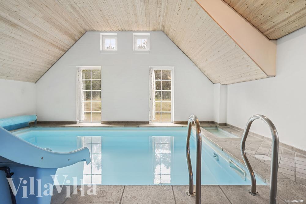 Das Ferienhaus 989 hat einen schicken Poolbereich mit Wasserrutsche, einem geräumigen, eingelassenen Whirlpool und einer Sauna.