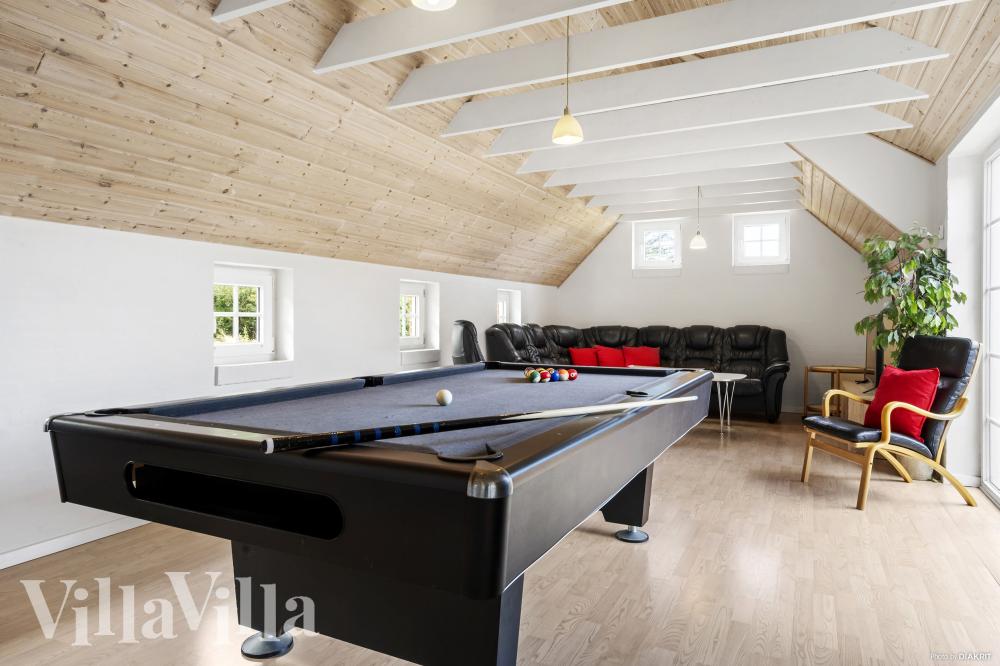 Neben den vielen schönen Stunden, die man im Poolbereich des Hauses verbringen kann, bietet das Luxusferienhaus 989 auch Spielevergnügen bei Billard/Tischtennis und Darts