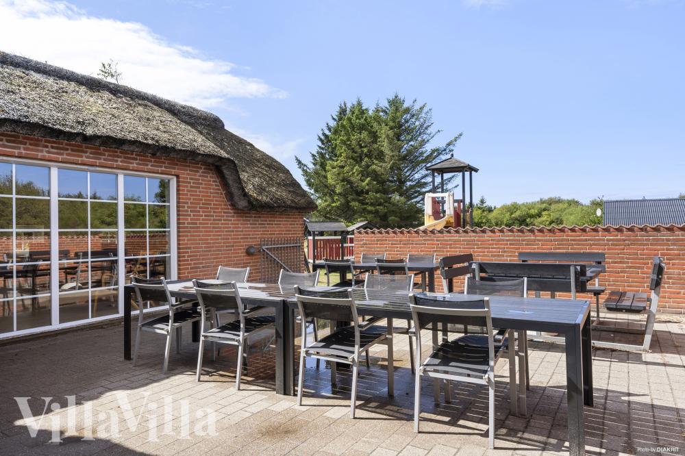Das Luxusferienhaus Nr. 989 hat eine tolle Terrasse, die mit hochwertigen Gartenmöbeln für 16 Personen ausgestattet ist.