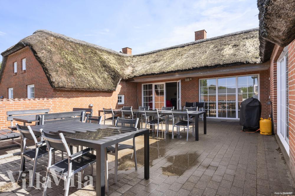 Genießen Sie einen Grillabend auf der Terrasse des Luxusferienhauses Nr. 989 in Westjütland