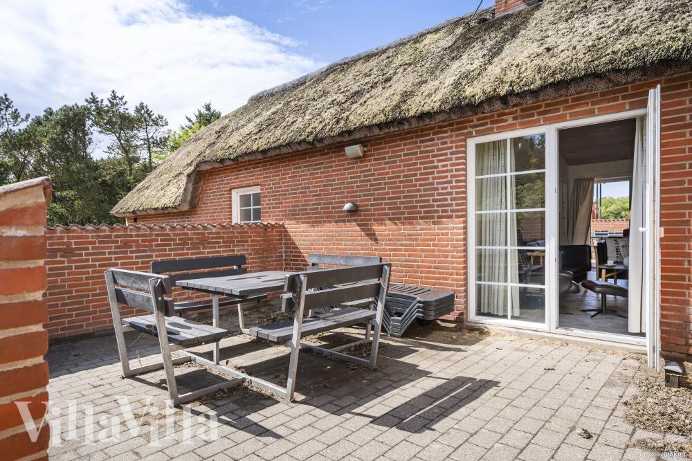 Auf der Terrasse des Ferienhauses Nr. 989 ist Platz für 16 Personen.