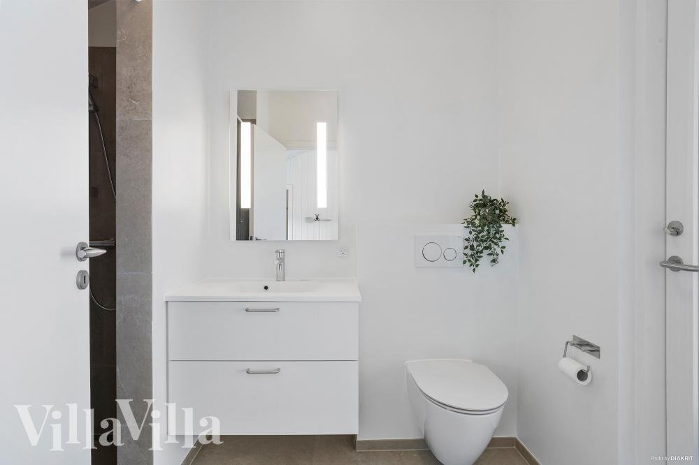 Eines der Badezimmer im Luxusferienhaus Nr. 669