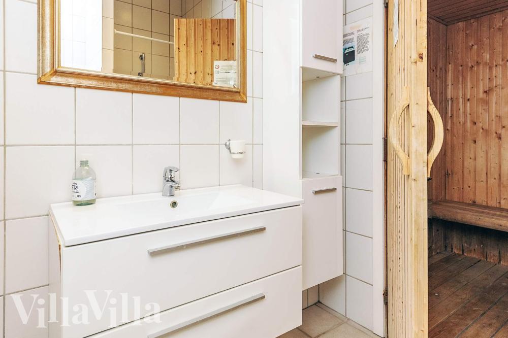 Eines der Badezimmer im Luxusferienhaus Nr. 1003