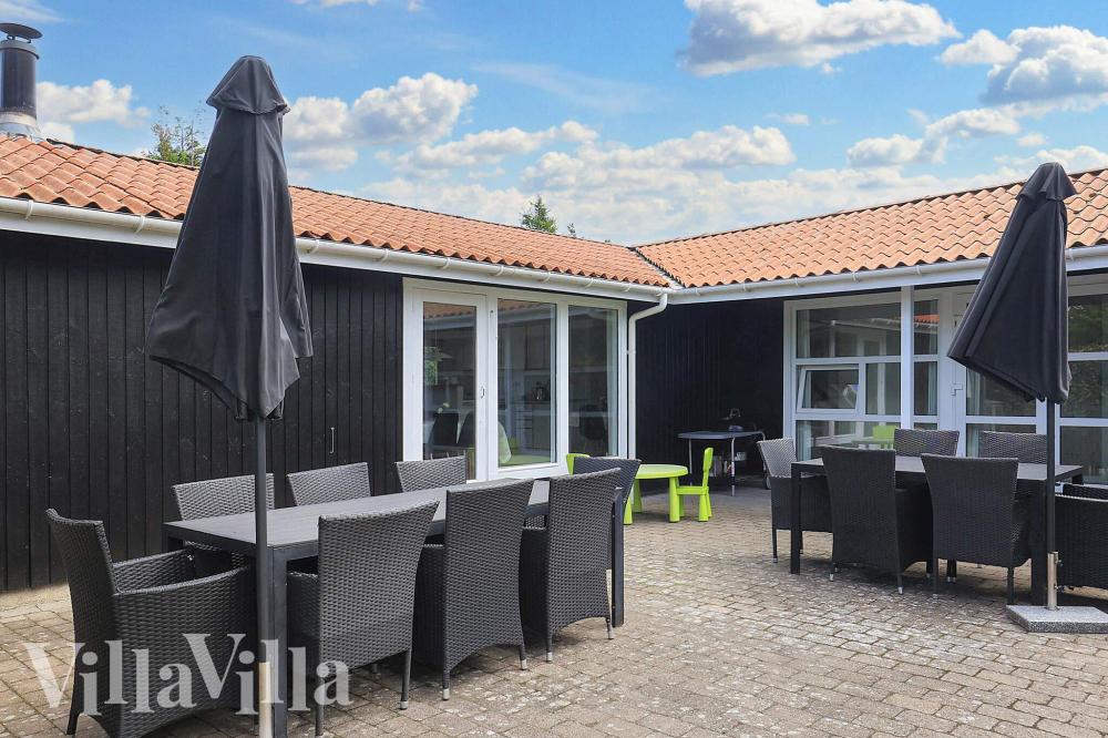Auf der Terrasse des Ferienhauses Nr. 1003 ist Platz für 14 Personen.