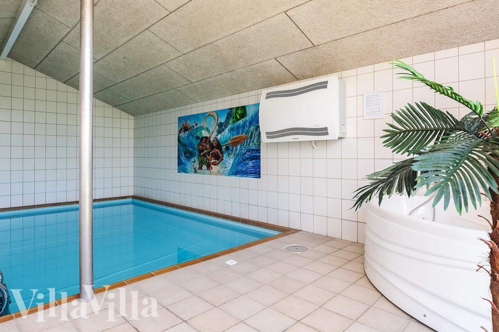 Das Ferienhaus 1003 hat einen schicken Poolbereich mit Wasserrutsche, einem geräumigen, eingelassenen Whirlpool und einer Sauna.