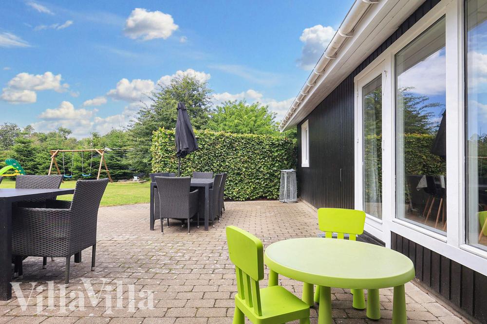 Genießen Sie einen Grillabend auf der Terrasse des Luxusferienhauses Nr. 1003 in Lolland/Falster/Mön