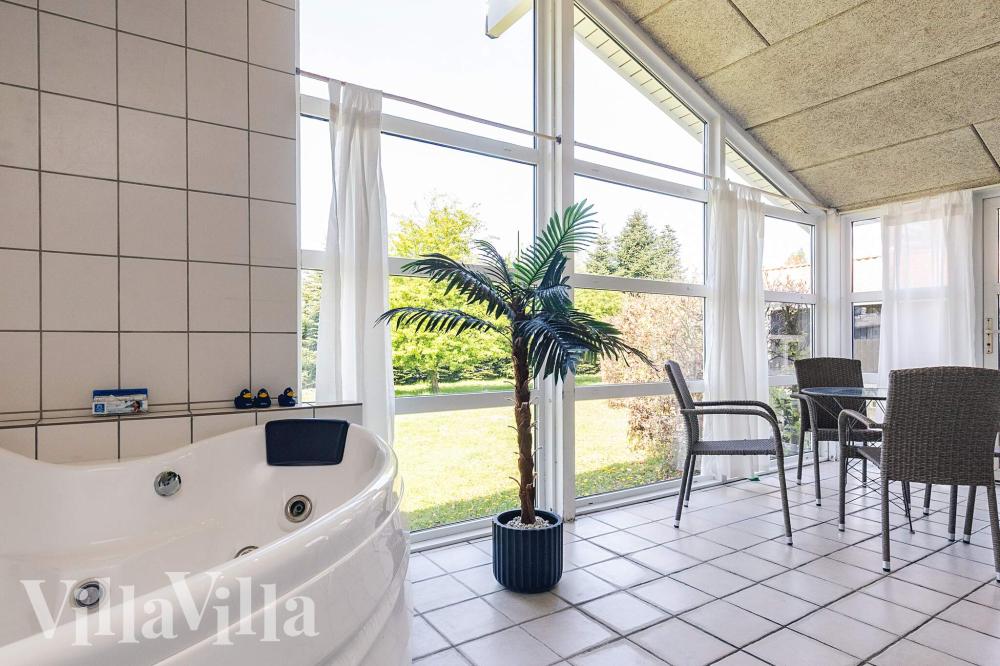 Genießen Sie den warmen Whirlpool im Luxusferienhaus Nr. 1003 in Lolland/Falster/Mön