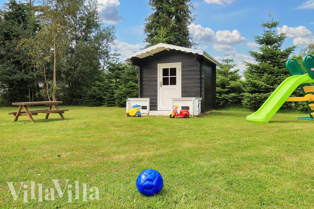 Zu dem attraktiven Ferienhaus Nr. 1003 in Lolland/Falster/Mön gehört auch ein tolles Angebot im Außenbereich, z. B. Spieleturm und Schaukeln