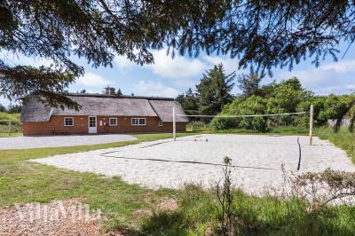 Dieses schöne Poolhaus Nr. 1005 mit Platz für 14 Personen liegt in Westjütland