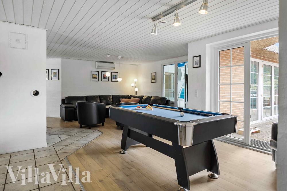 Neben den vielen schönen Stunden, die man im Poolbereich des Hauses verbringen kann, bietet das Luxusferienhaus 1005 auch Spielevergnügen bei Billard/Tischtennis und Darts
