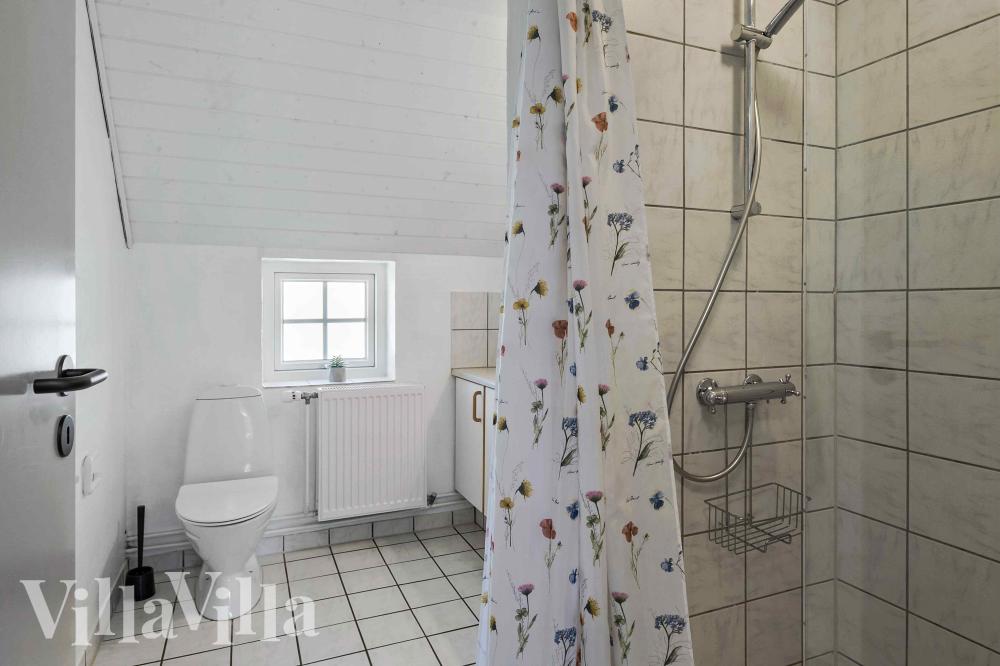 Im Luxusferienhaus Nr. 1005 für 14 Personen gibt es Bad mit Dusche.