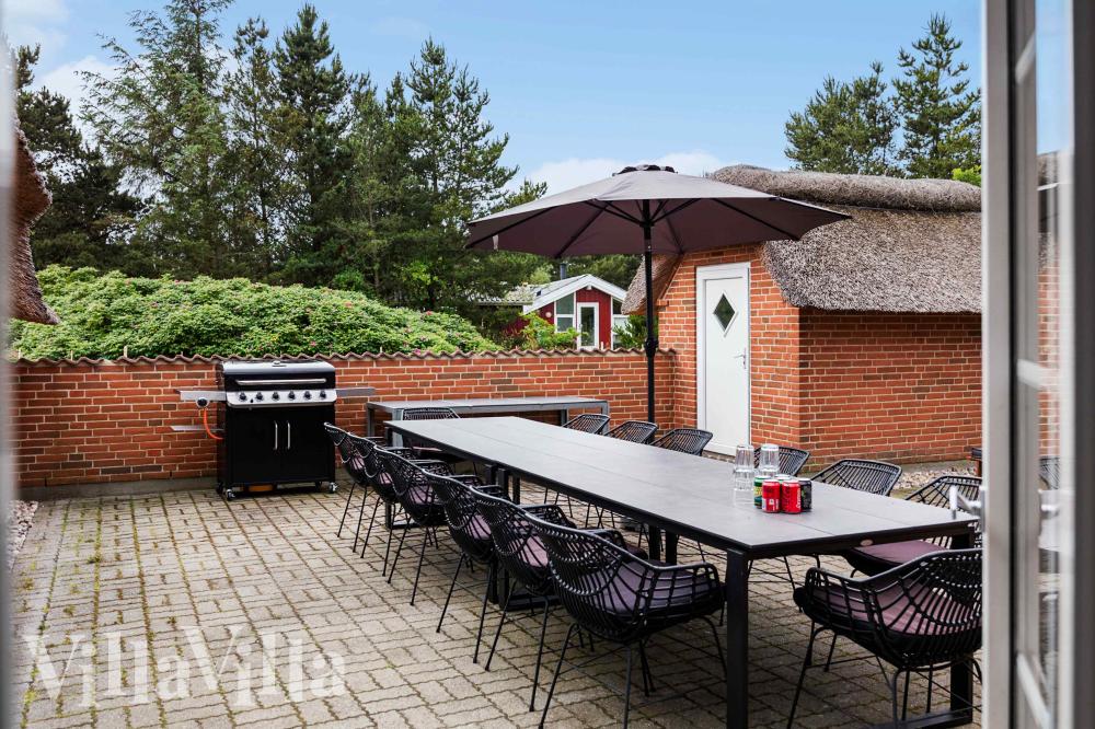 Genießen Sie einen Grillabend auf der Terrasse des Luxusferienhauses Nr. 1005 in Westjütland