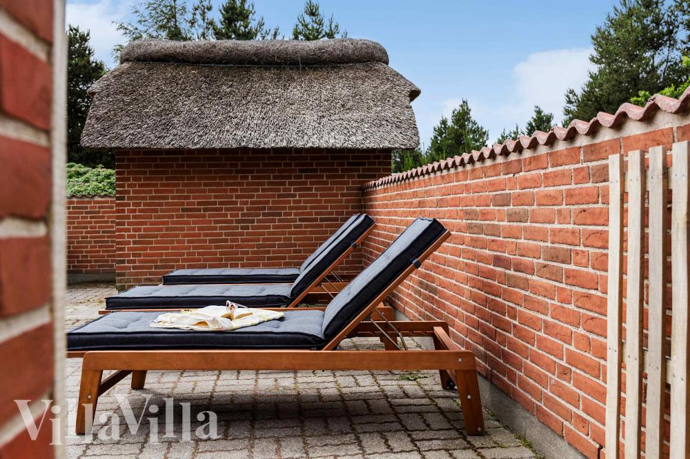 Auf der Terrasse des Ferienhauses Nr. 1005 ist Platz für 14 Personen.