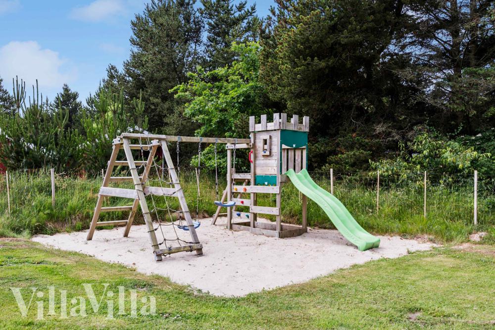 Zu dem attraktiven Ferienhaus Nr. 1005 in Westjütland gehört auch ein tolles Angebot im Außenbereich, z. B. Spieleturm und Schaukeln