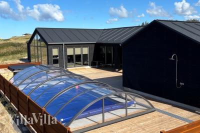 Das Ferienhaus 669 hat einen schicken Poolbereich mit Wasserrutsche, einem geräumigen, eingelassenen Whirlpool und einer Sauna.