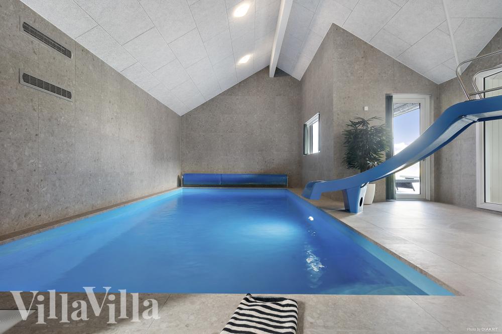 Das Ferienhaus 966 hat einen schicken Poolbereich mit Wasserrutsche, einem geräumigen, eingelassenen Whirlpool und einer Sauna.