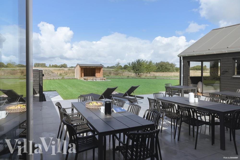 Genießen Sie einen Grillabend auf der Terrasse des Luxusferienhauses Nr. 966 in Lolland/Falster/Mön