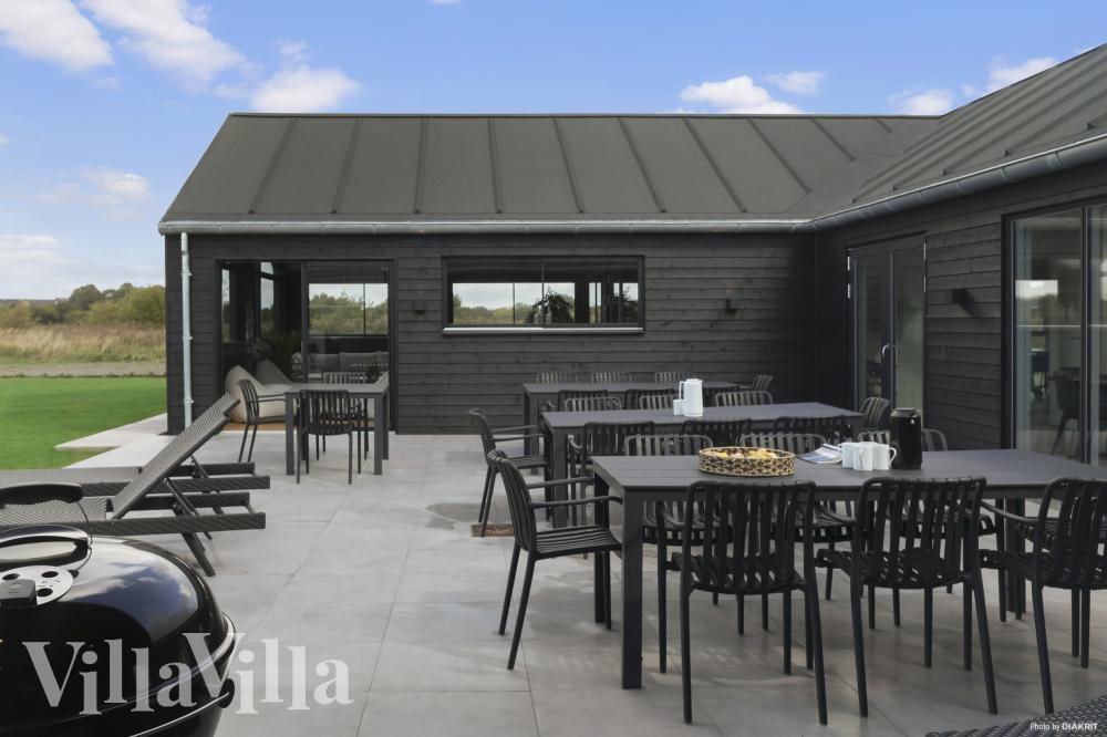 Auf der Terrasse des Ferienhauses Nr. 966 ist Platz für 26 Personen.