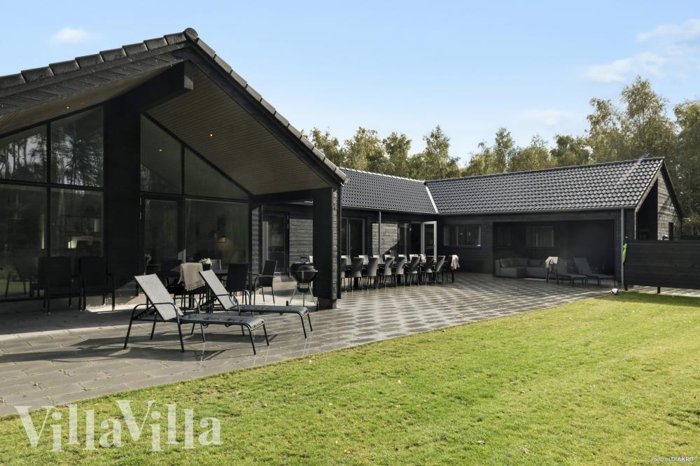 Genießen Sie einen Grillabend auf der Terrasse des Luxusferienhauses Nr. 905 in Lolland/Falster/Mön