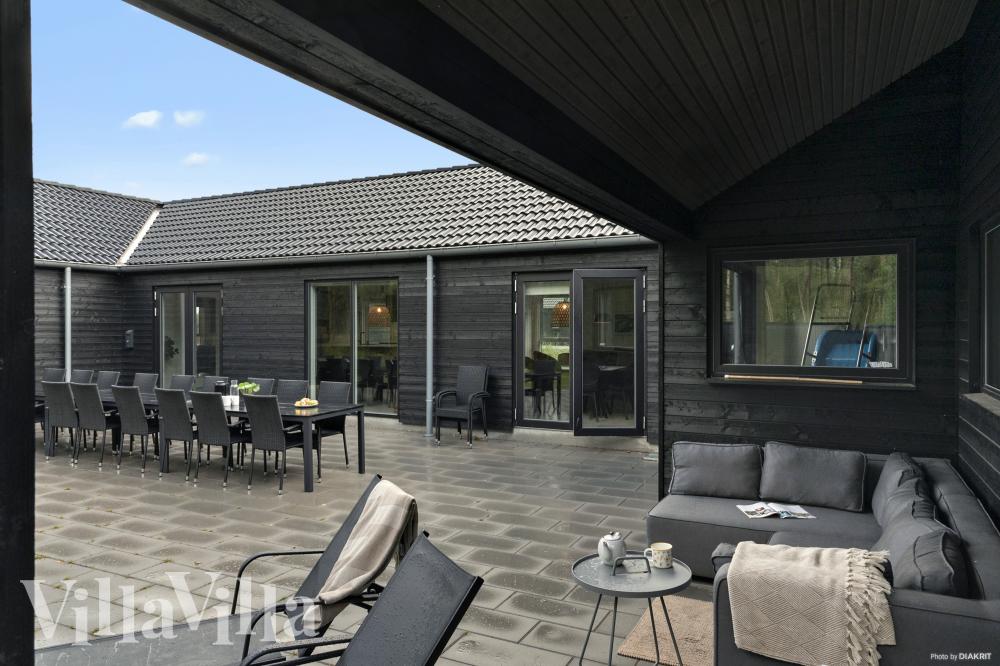 Auf der Terrasse des Ferienhauses Nr. 905 ist Platz für 30 Personen.