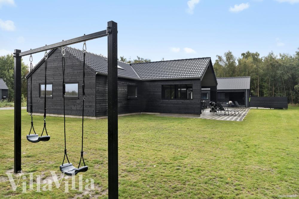 Zu dem attraktiven Ferienhaus Nr. 905 in Lolland/Falster/Mön gehört auch ein tolles Angebot im Außenbereich, z. B. Spieleturm und Schaukeln
